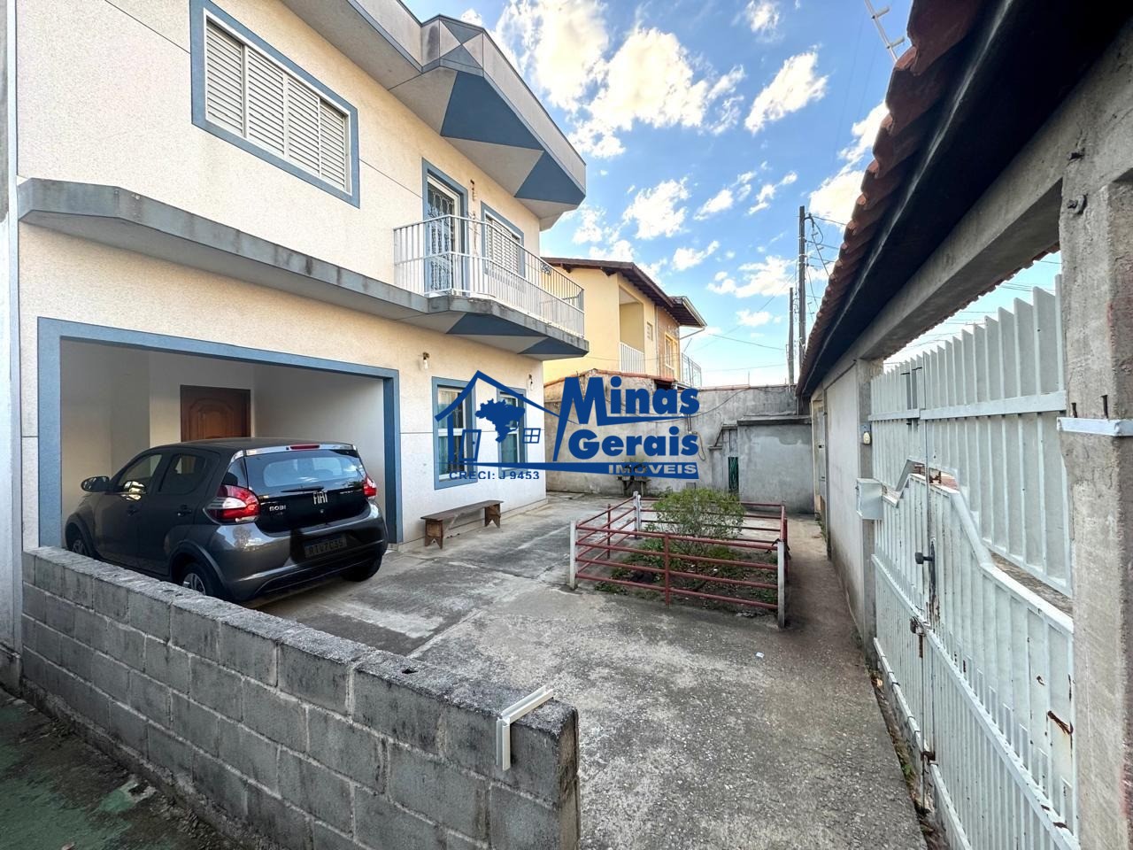 Casa à venda com 4 quartos, 239m² - Foto 2