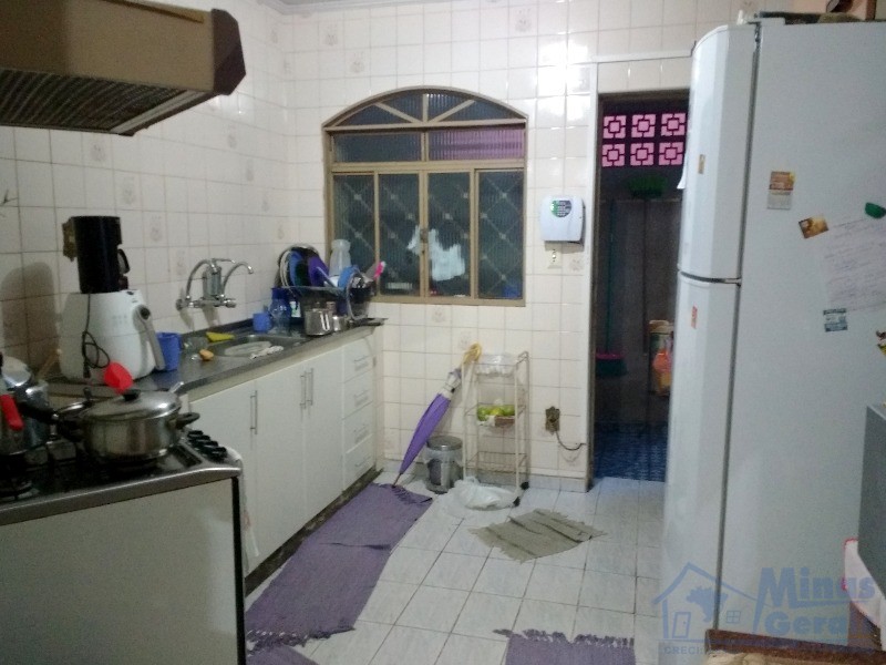 Casa à venda com 3 quartos, 102m² - Foto 1
