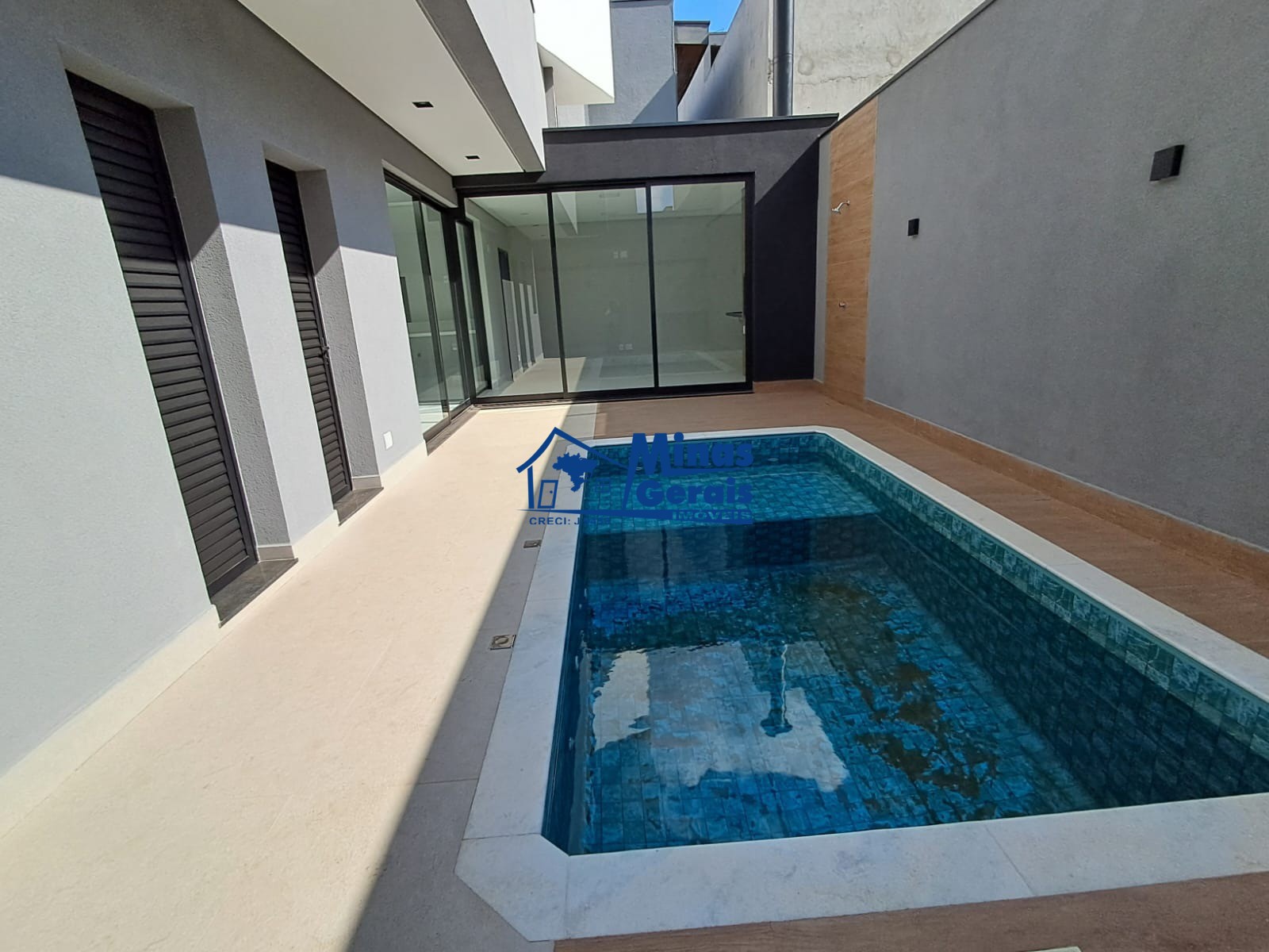 Casa de Condomínio à venda com 4 quartos, 250m² - Foto 2