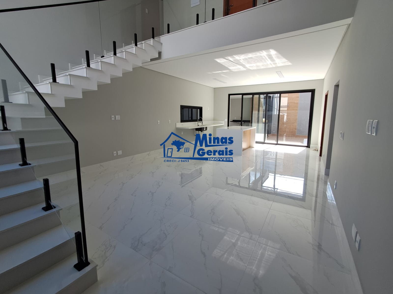 Casa de Condomínio à venda com 4 quartos, 250m² - Foto 1