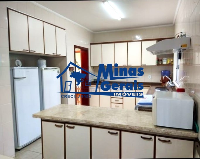 Casa à venda com 5 quartos, 250m² - Foto 4