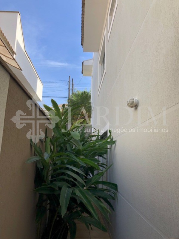 Casa de Condomínio para alugar com 4 quartos, 300m² - Foto 16