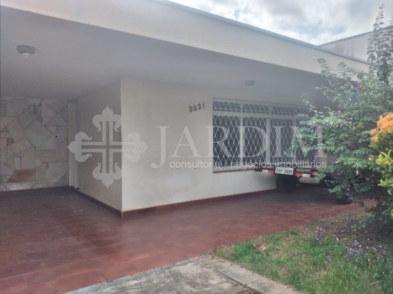 Casa para alugar com 3 quartos, 300m² - Foto 1