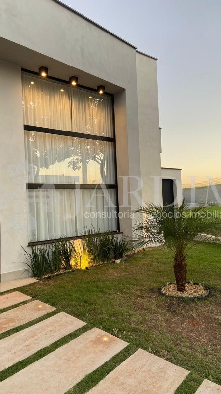 Casa à venda com 3 quartos, 300m² - Foto 1
