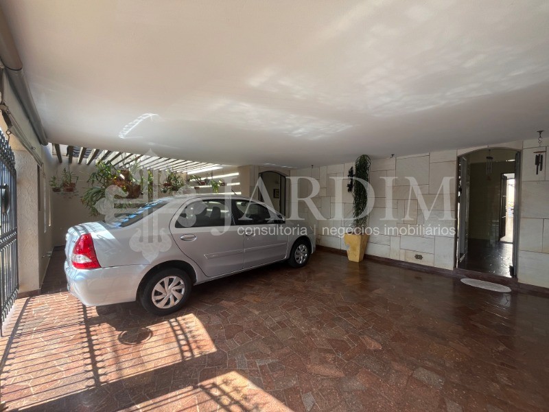 Casa à venda com 3 quartos, 250m² - Foto 1