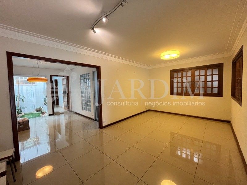 Casa para alugar com 4 quartos, 232m² - Foto 3