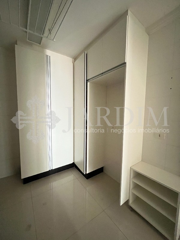Apartamento para alugar com 3 quartos, 160m² - Foto 17