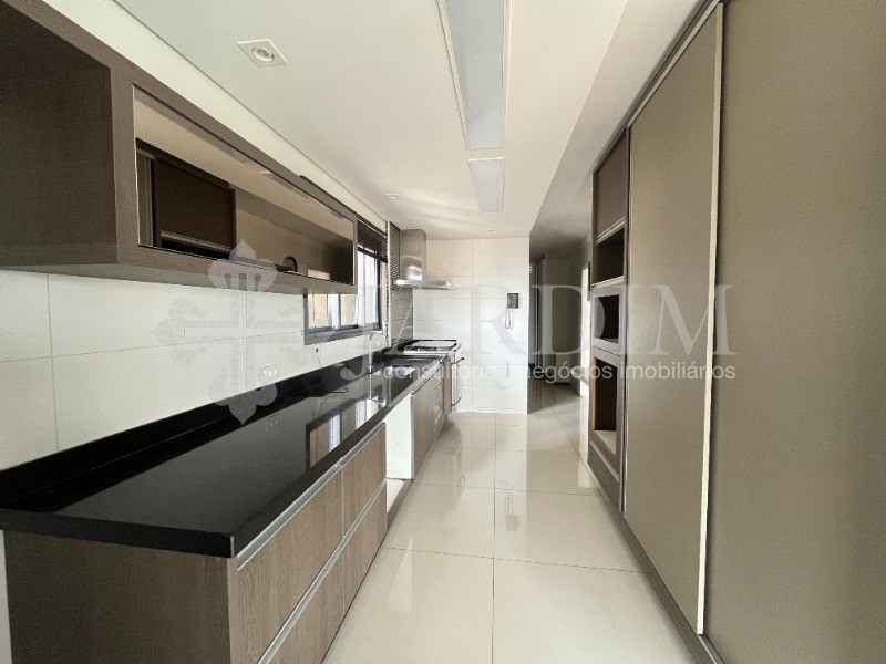 Apartamento para alugar com 3 quartos, 160m² - Foto 1