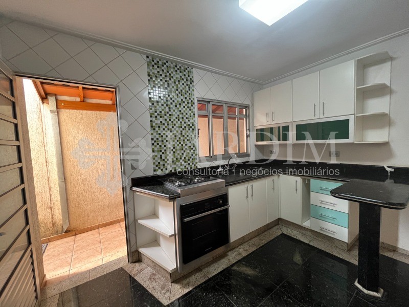 Casa para alugar com 4 quartos, 232m² - Foto 9