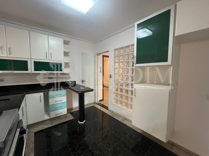 Casa para alugar com 4 quartos, 232m² - Foto 11