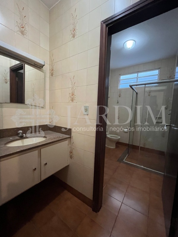 Casa para alugar com 4 quartos, 300m² - Foto 24