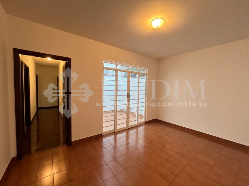 Casa para alugar com 4 quartos, 300m² - Foto 8