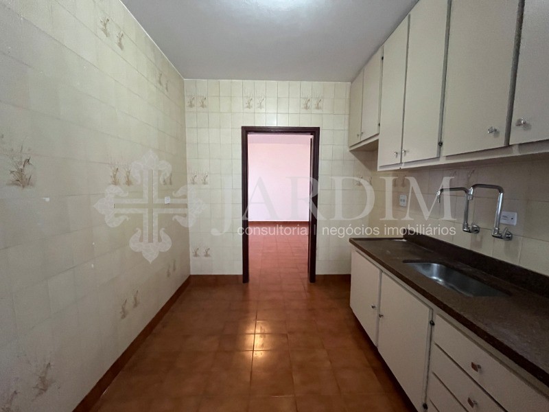 Casa para alugar com 4 quartos, 300m² - Foto 13