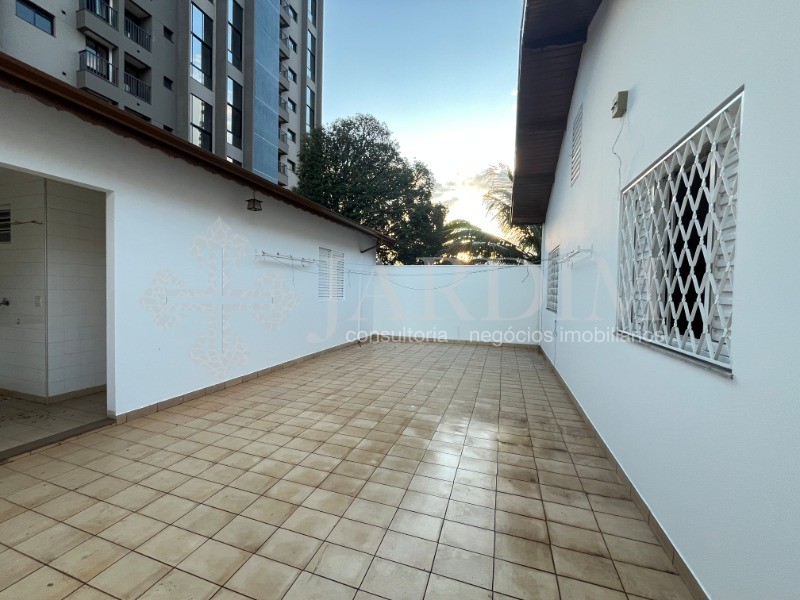 Casa para alugar com 4 quartos, 300m² - Foto 16