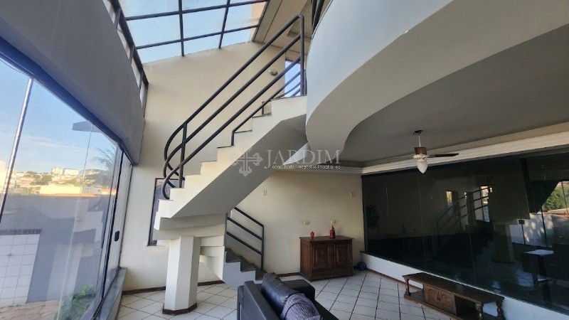 Sobrado à venda e aluguel com 3 quartos, 317m² - Foto 1