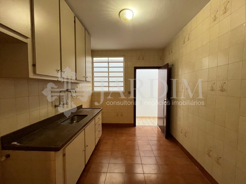 Casa para alugar com 4 quartos, 300m² - Foto 11