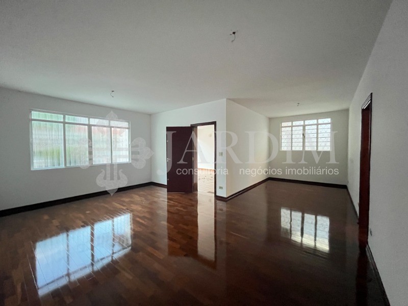 Casa para alugar com 4 quartos, 300m² - Foto 1