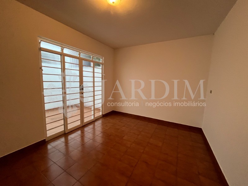 Casa para alugar com 4 quartos, 300m² - Foto 9