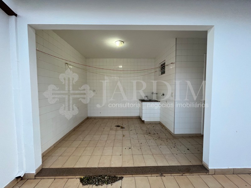 Casa para alugar com 4 quartos, 300m² - Foto 18