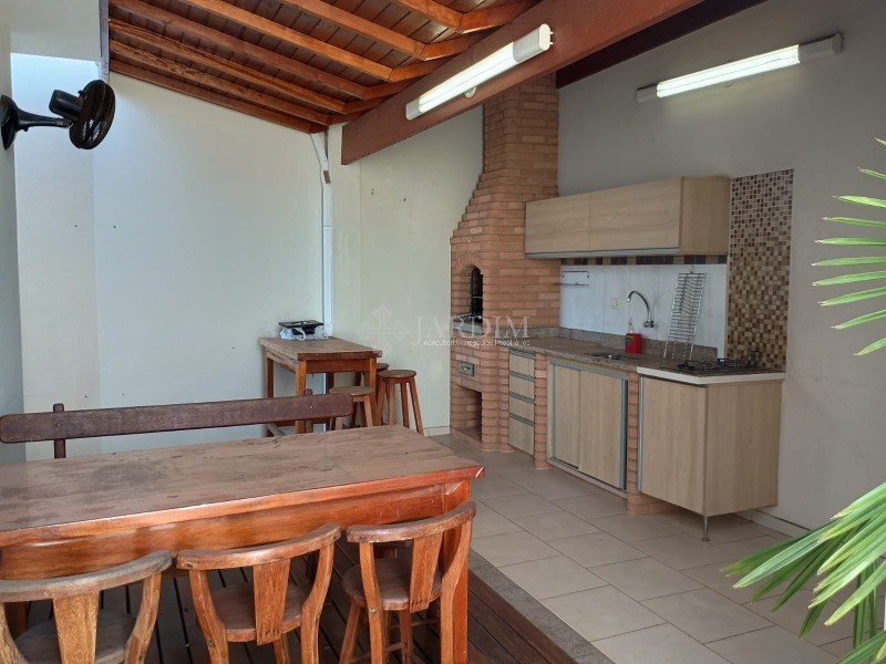 Casa à venda com 3 quartos, 200m² - Foto 1