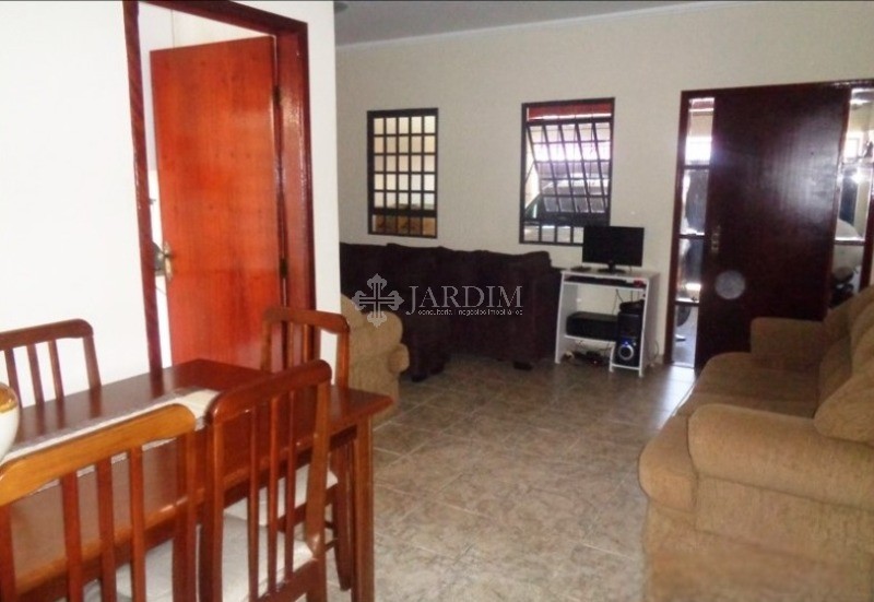 Casa à venda com 3 quartos, 125m² - Foto 1