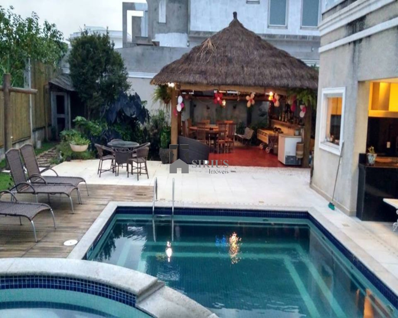Casa de Condomínio à venda com 4 quartos, 560m² - Foto 1