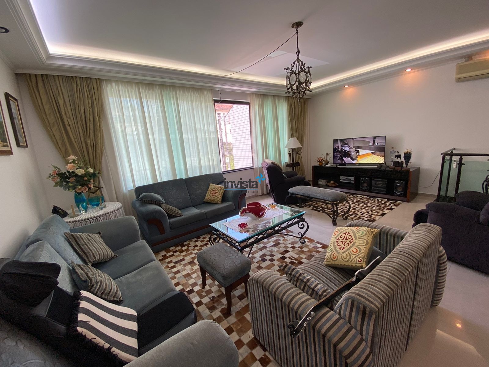 Casa à venda com 3 quartos, 250m² - Foto 1