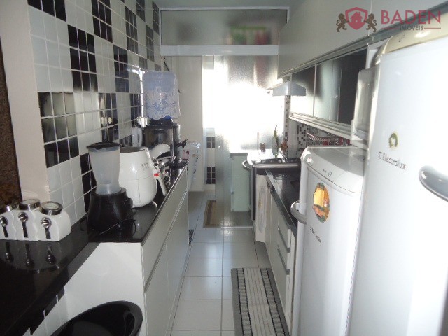 Apartamento à venda com 2 quartos, 64m² - Foto 3