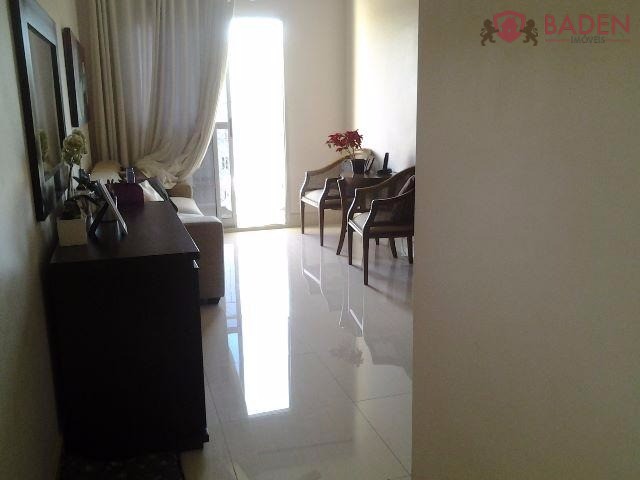 Apartamento à venda com 3 quartos, 70m² - Foto 2