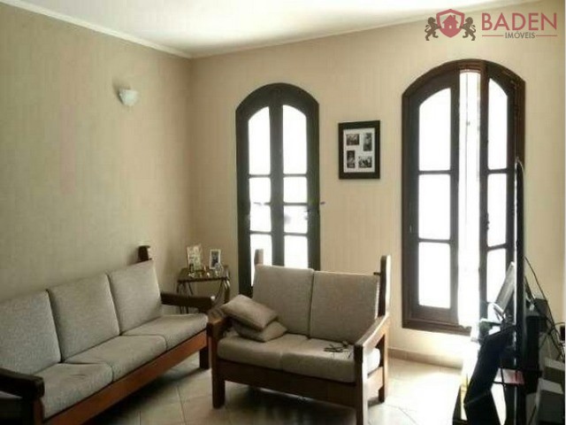 Casa à venda com 4 quartos, 260m² - Foto 1