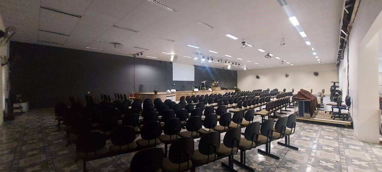 'Galpo Comercial  com terreno para 45 carros'