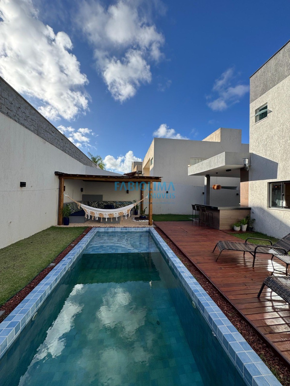 Casa de Condomínio à venda com 4 quartos, 380m² - Foto 1