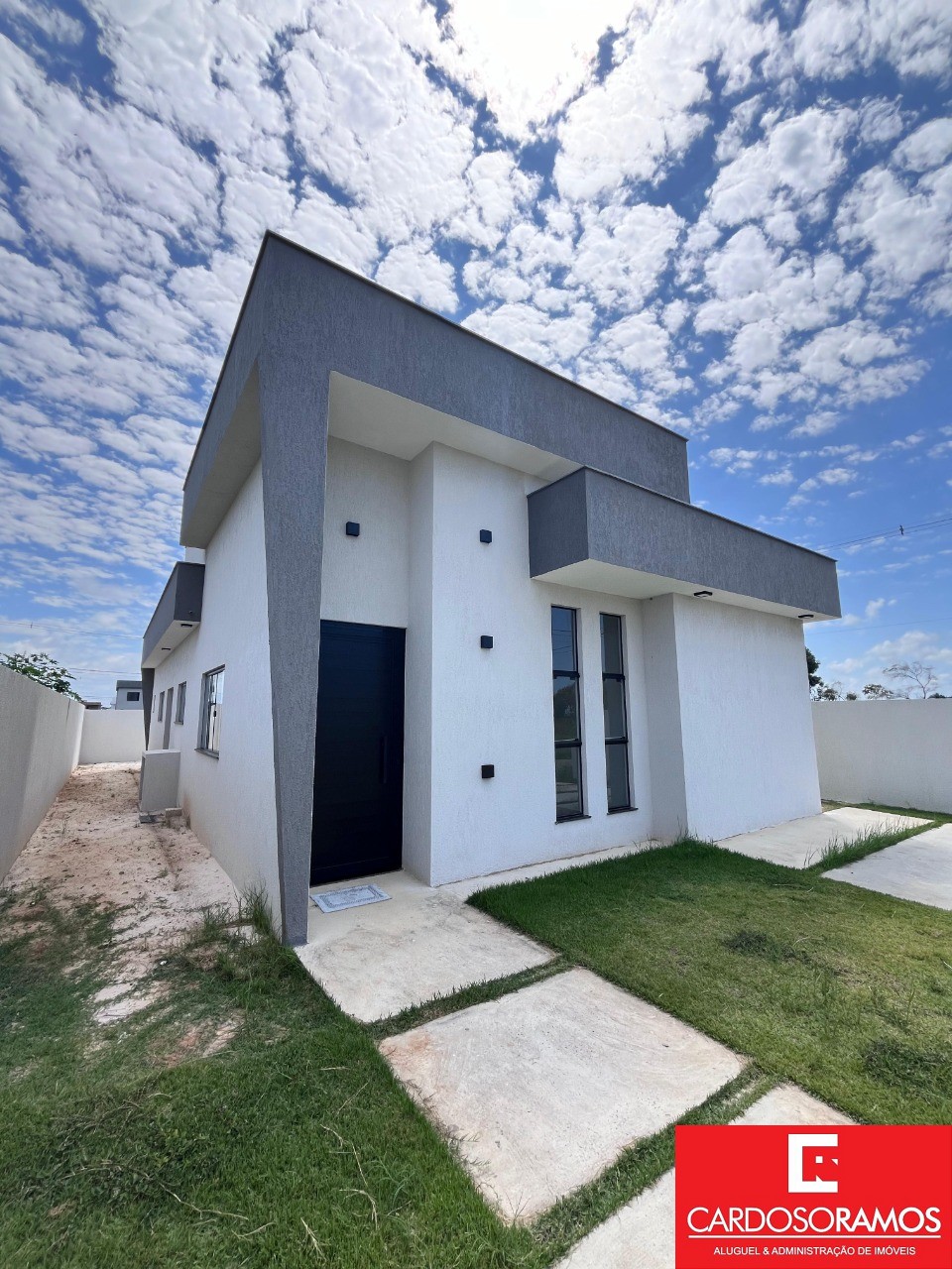 Casa à venda com 3 quartos, 300m² - Foto 1