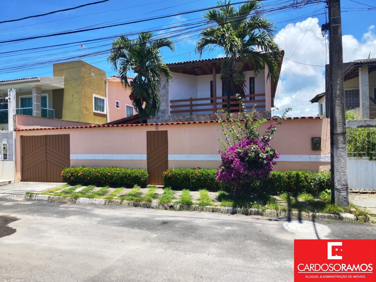 Casa para alugar com 4 quartos, 250m² - Foto 1