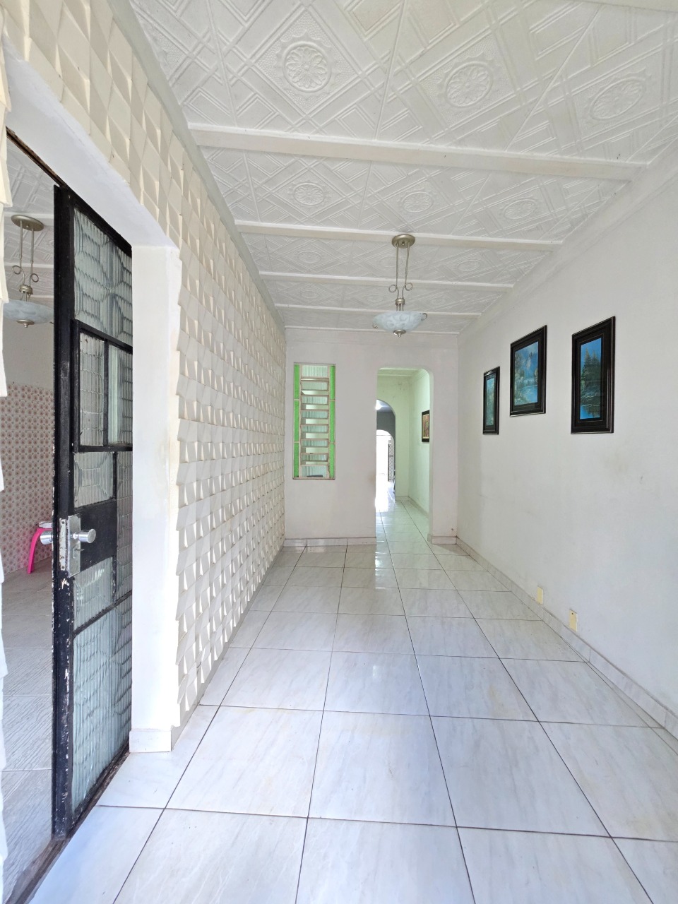 Casa à venda com 3 quartos, 95m² - Foto 1