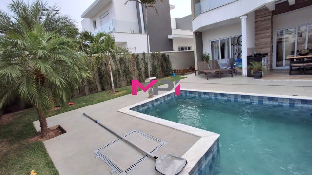 Casa de Condomínio à venda com 4 quartos, 277m² - Foto 1
