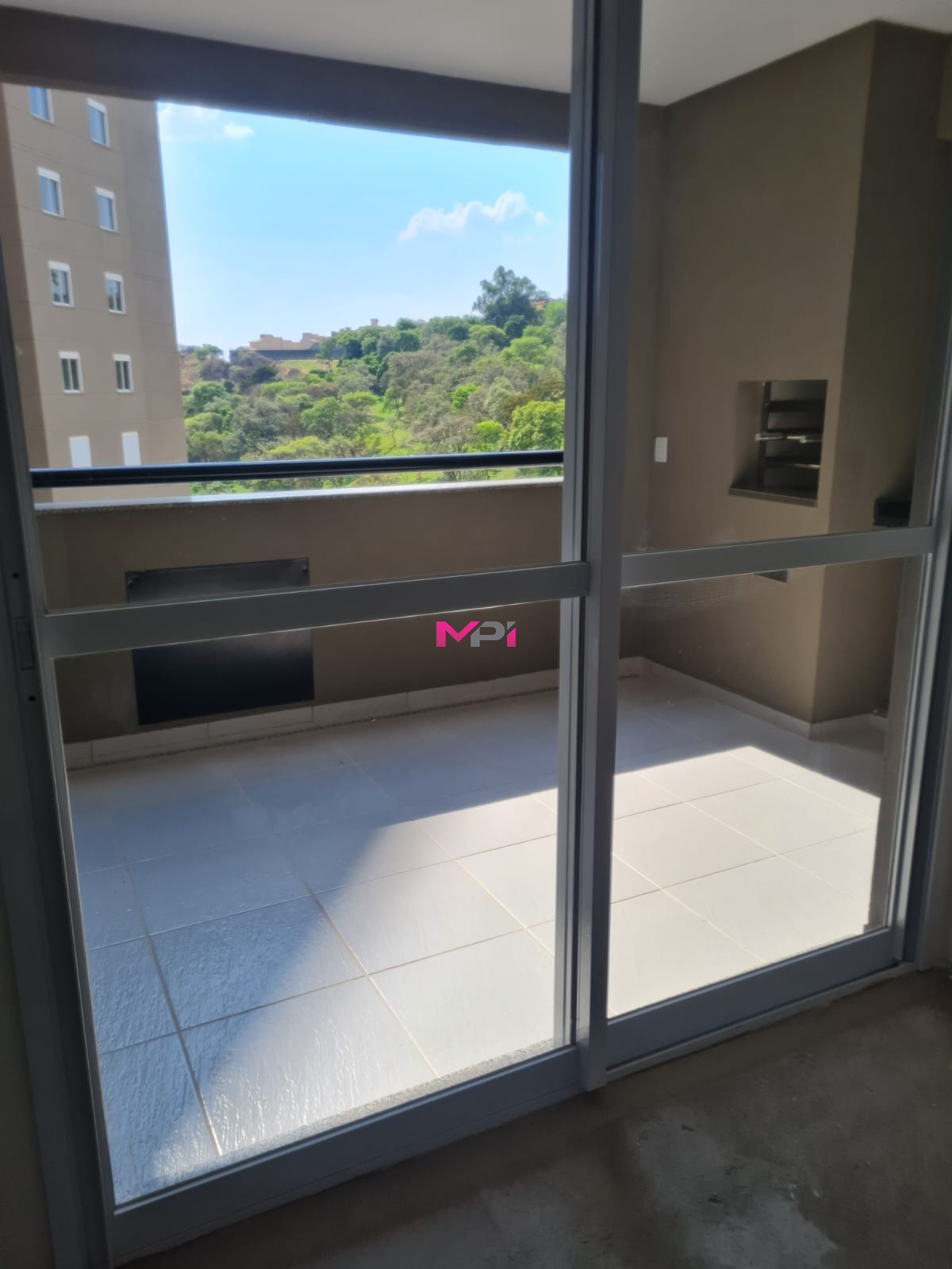 Apartamento à venda com 3 quartos, 98m² - Foto 2