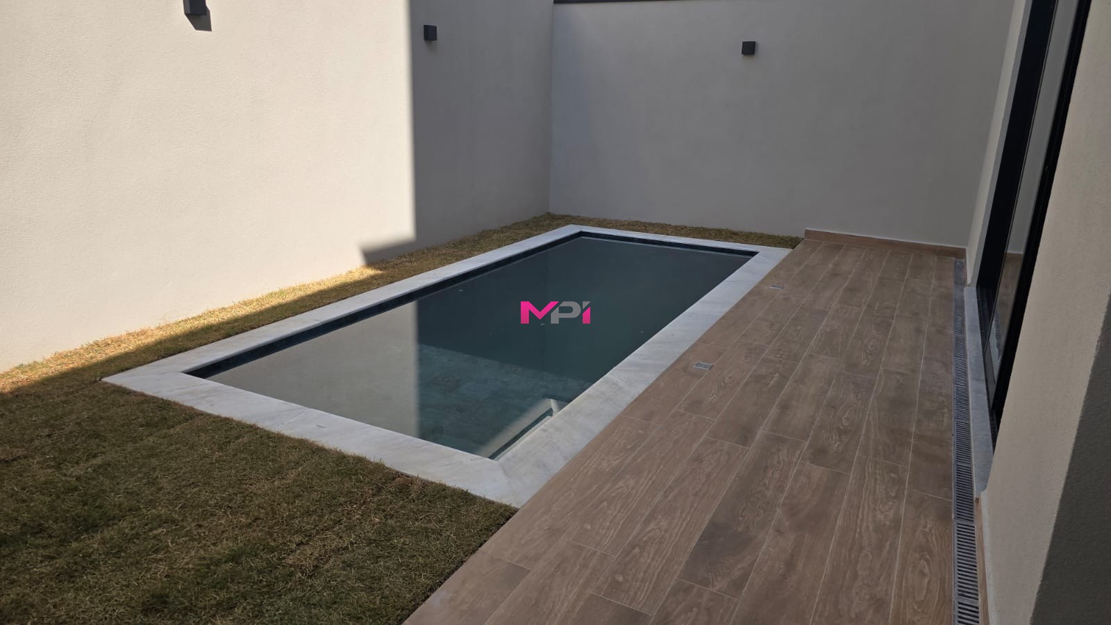 Casa de Condomínio à venda com 3 quartos, 242m² - Foto 2