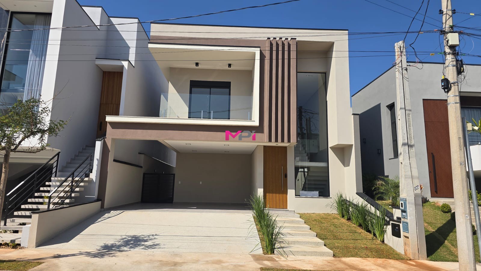 Casa de Condomínio à venda com 3 quartos, 242m² - Foto 1