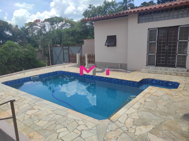 Chácara à venda com 4 quartos, 372m² - Foto 1