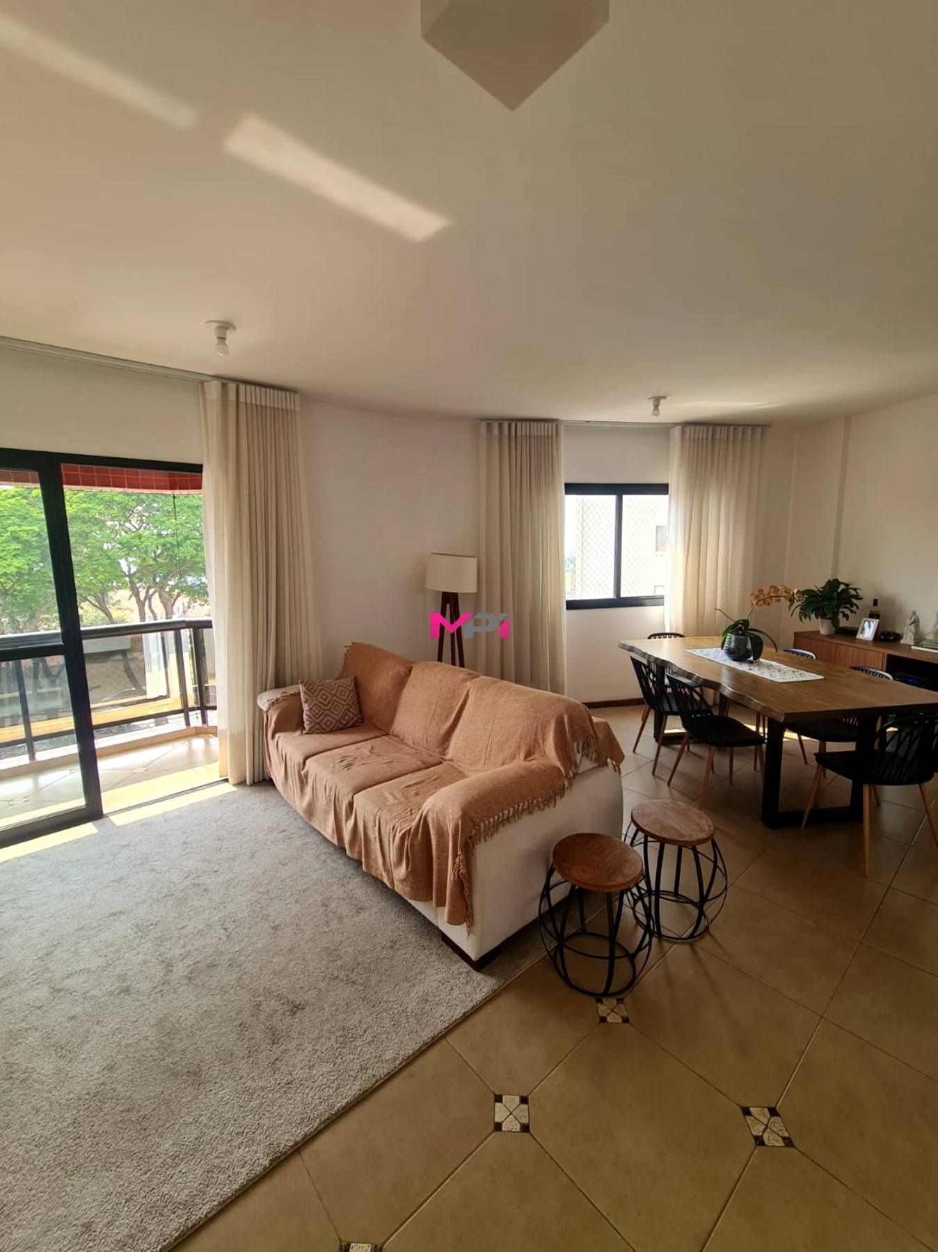 Apartamento à venda com 4 quartos, 140m² - Foto 2