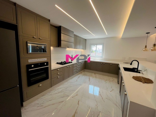 Casa de Condomínio para alugar com 4 quartos, 500m² - Foto 7