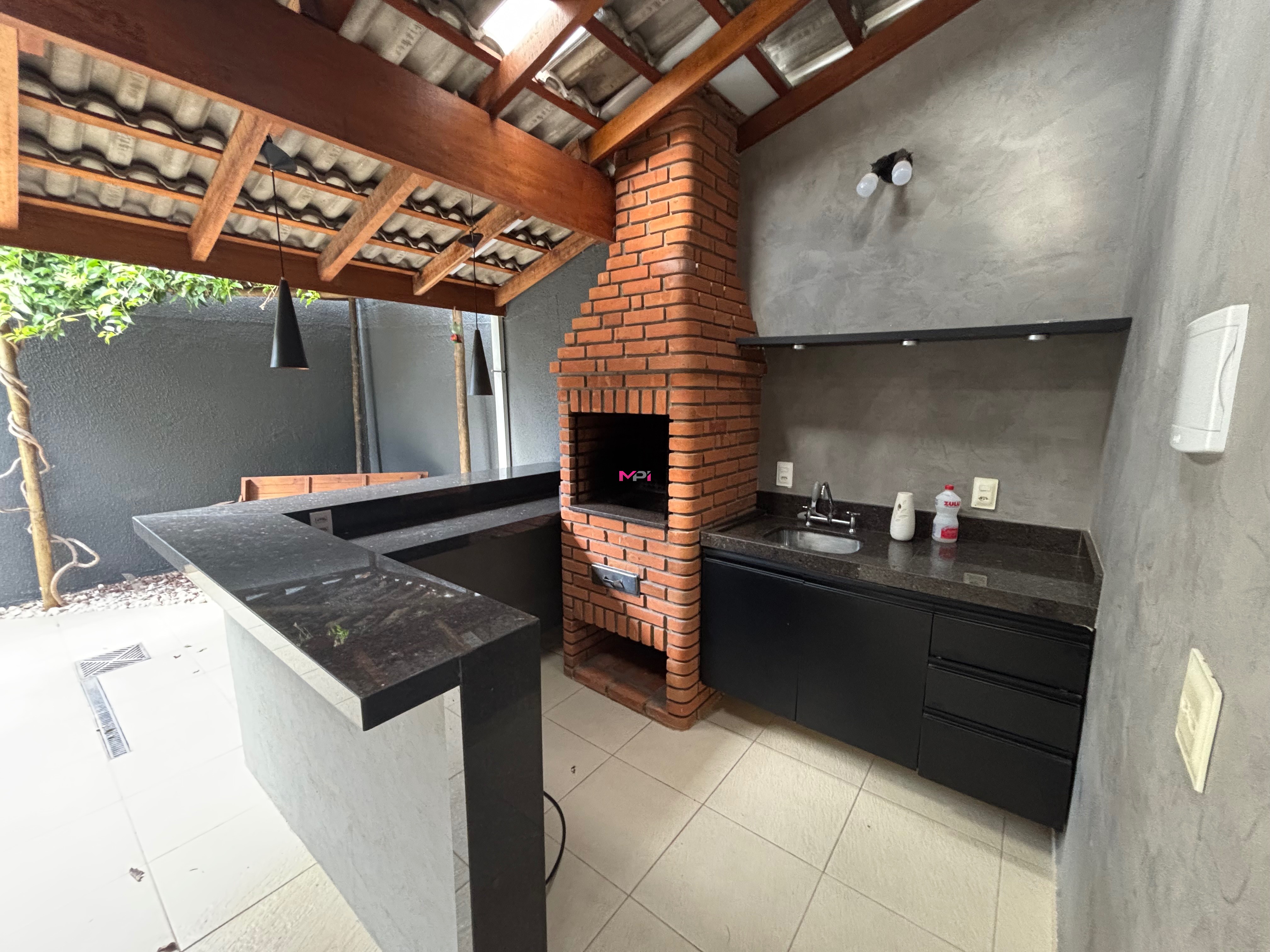 Casa à venda com 3 quartos, 171m² - Foto 1