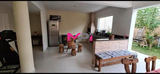 Casa à venda com 3 quartos, 250m² - Foto 1
