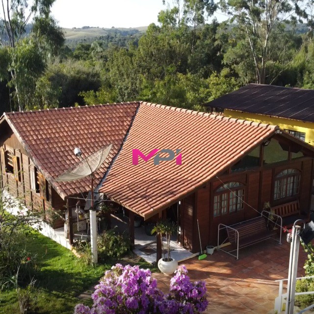 Casa à venda com 3 quartos, 200m² - Foto 1