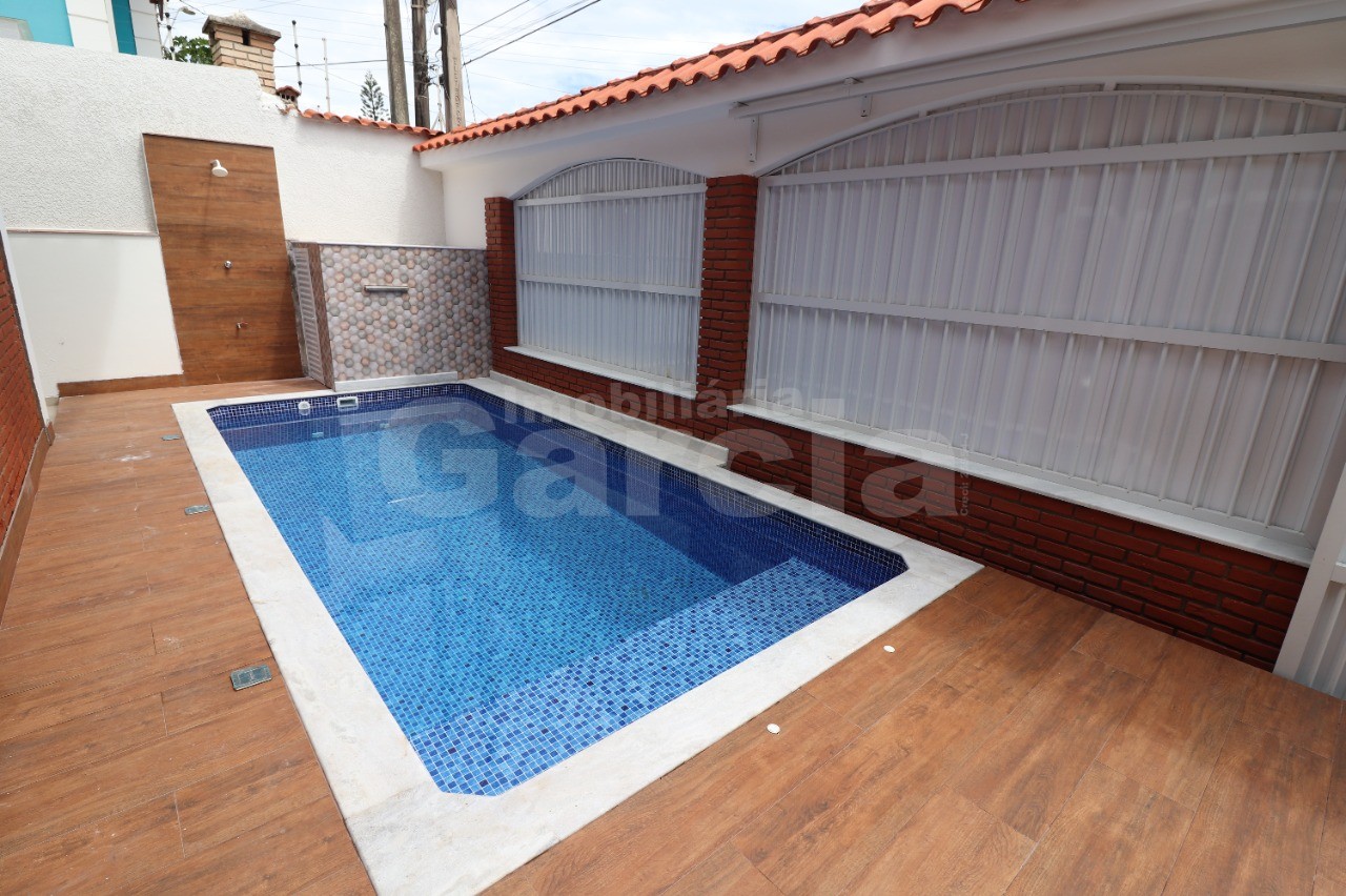 Casa com 3 dormitórios e piscina em Peruíbe