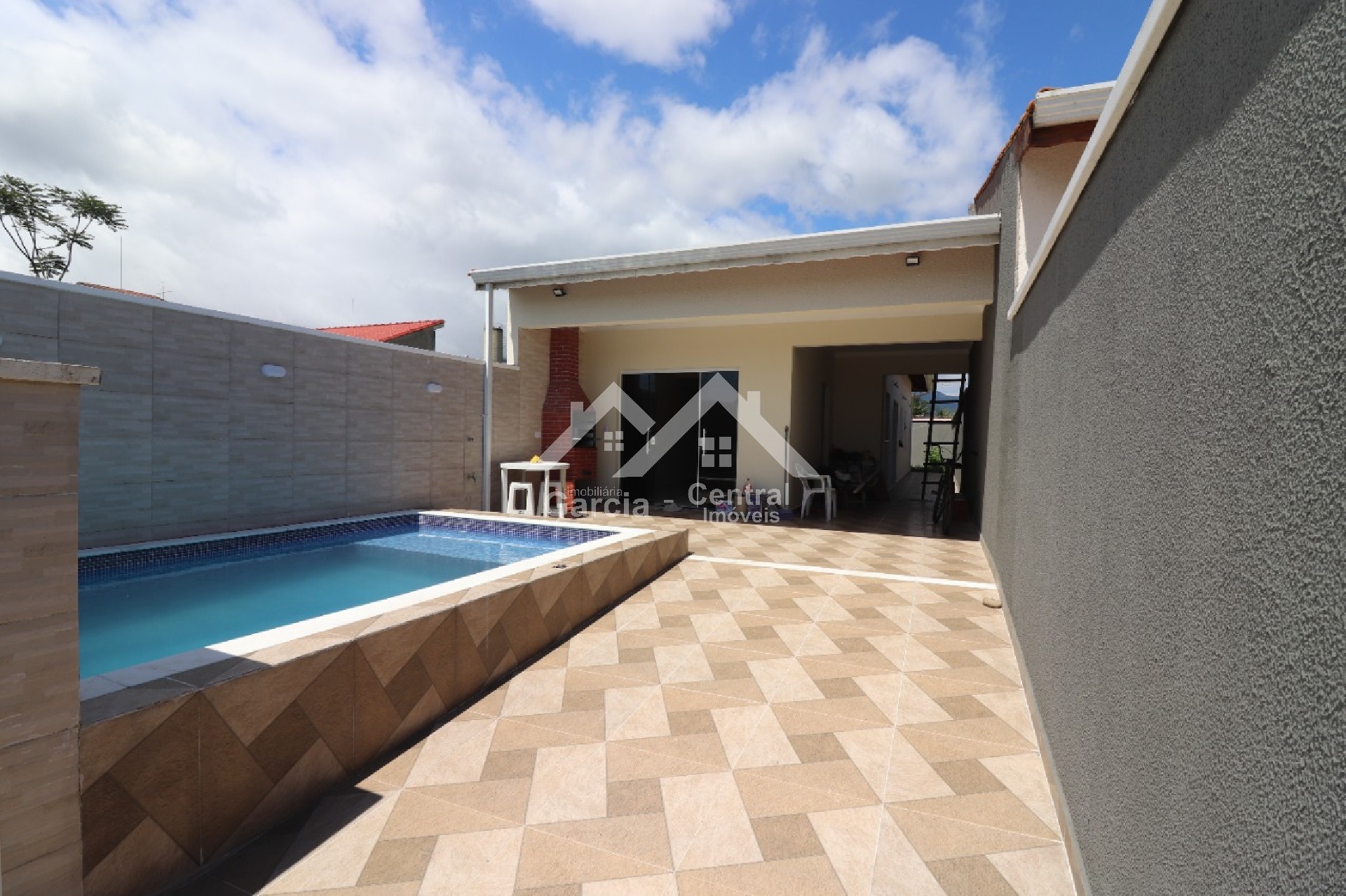 Casa em Peruíbe com 2 quartos e área de lazer com churrasqueira e piscina