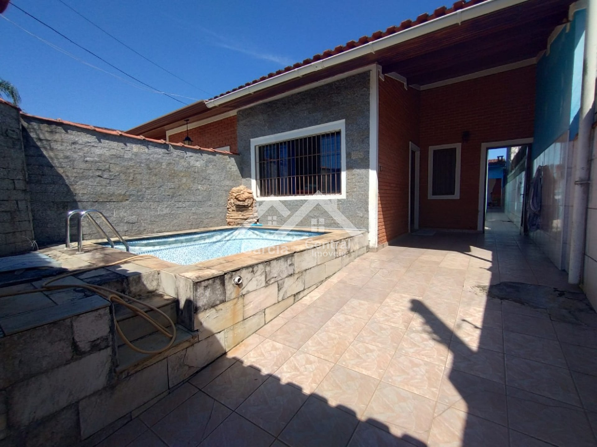 Casa com 3 quartos e área de lazer com Piscina em Peruíbe
