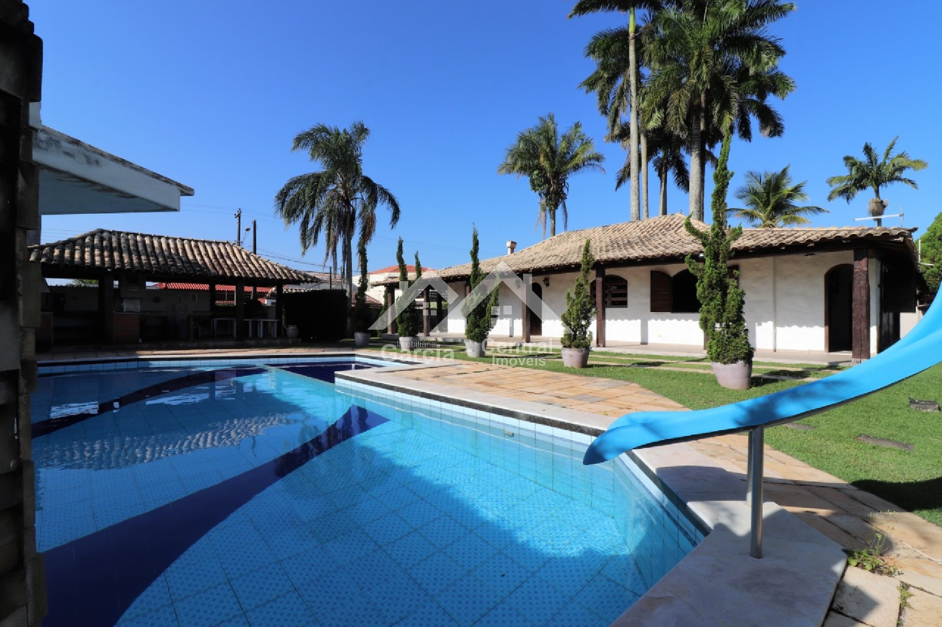 Casa com piscina a venda em Peruíbe