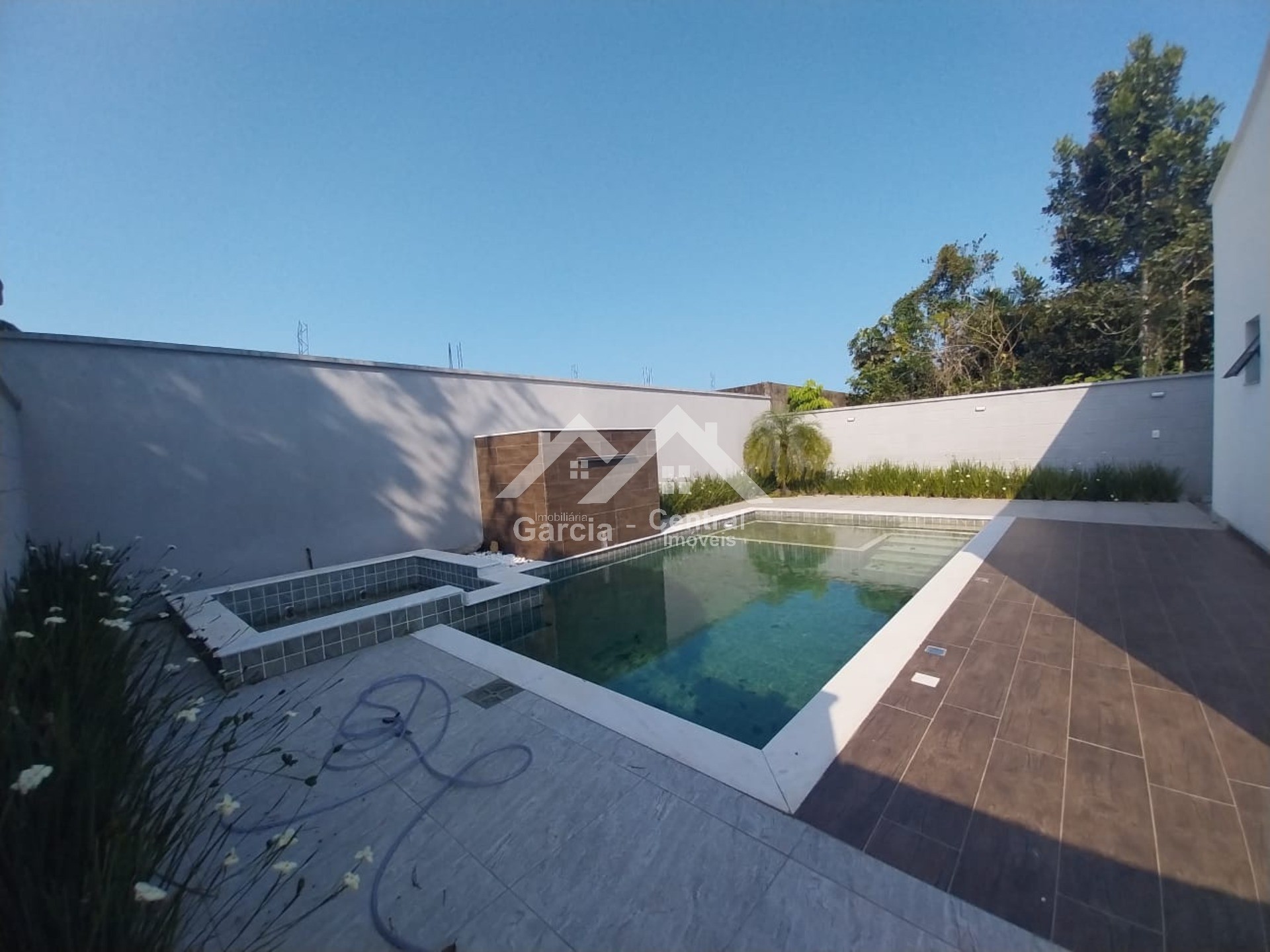 Foto 3 - Casa em condomínio em Peruíbe com 3 quartos sendo 2 suítes